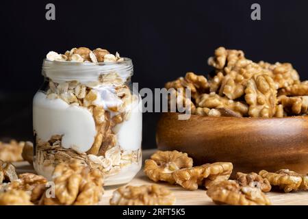 Yaourt délicieux frais à base de lait avec noix et muesli, produits laitiers avec noix et céréales Banque D'Images