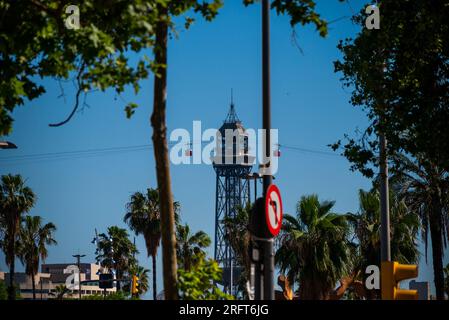 Barcelone, Espagne - mai 26 2022 : deux voitures rouges montent dans le téléphérique et passent devant la tour de Barcelone. Banque D'Images