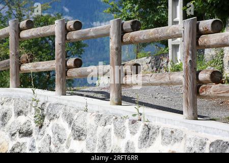 Barrière en bois. Saint-Gervais-les-bains. Haute-Savoie. Auvergne-Rhône-Alpes. France. Europe. Banque D'Images