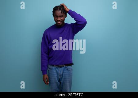 portrait d'un jeune adulte afro-américain frustré dans un jean isolé sur fond clair Banque D'Images