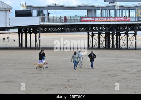 Weston Super Mare, Royaume-Uni. 05 août 2023. Dans un après-midi venteux et chaud, les gens sont vus faire une promenade sur la plage par Weston Pier célèbre dans le monde entier. Crédit photo : Robert Timoney/Alamy Live News Banque D'Images