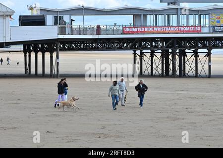 Weston Super Mare, Royaume-Uni. 05 août 2023. Dans un après-midi venteux et chaud, les gens sont vus faire une promenade sur la plage par Weston Pier célèbre dans le monde entier. Crédit photo : Robert Timoney/Alamy Live News Banque D'Images