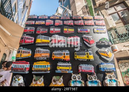 Lisboa, Portugal - juillet 21 2016 : aimants pour réfrigérateur tram à vendre dans une boutique de souvenirs. Banque D'Images
