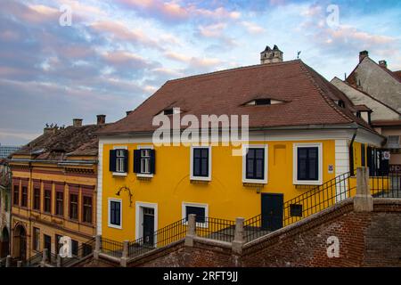 Maisons à Sibiu avec des fenêtres de grenier en forme d'oeil Banque D'Images