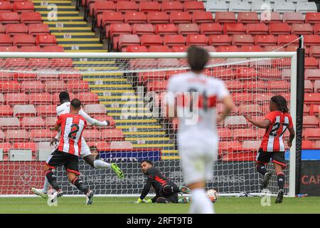 Sheffield, Royaume-Uni. 05 août 2023. L'attaquant du VfB Stuttgart Sehrou Guirassy (9) attaque le but du gardien de but de Sheffield United Wes Foderingham (18) lors du match amical de pré-saison de Sheffield United FC vs VfB Stuttgart FC à Bramall Lane, Sheffield, Royaume-Uni le 5 août 2023 Credit : Every second Media/Alamy Live News Banque D'Images