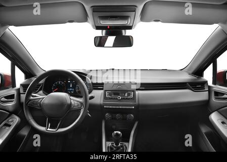 Une photo prise depuis le milieu de la banquette arrière d'une voiture de tourisme moderne, montrant les caractéristiques intérieures telles que le volant, le changement de vitesse, l'avant Banque D'Images