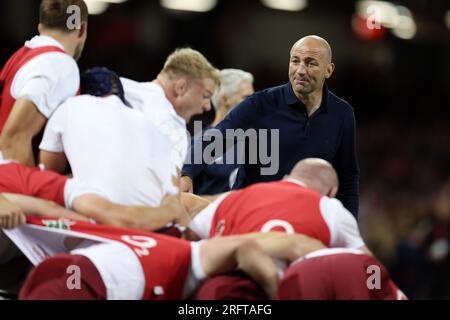 Cardiff, Royaume-Uni. 05 août 2023. Steve Borthwick, l'entraîneur-chef de rugby de l'Angleterre regarde avant le match. Match Vodafone Summer Series 2023, pays de Galles contre Angleterre au Principality Stadium à Cardiff le samedi 5 août 2023. photo par Andrew Orchard/Andrew Orchard photographie sportive/Alamy Live News crédit : Andrew Orchard photographie sportive/Alamy Live News Banque D'Images