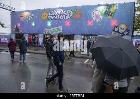 Lokeren, Belgique. 05 août 2023. L'illustration montre la pluie et les parapluies au Lokerse Feesten, samedi 05 août 2023 à Lokeren. Le Festival a lieu du 4 août au 13 août. BELGA PHOTO NICOLAS MAETERLINCK crédit : Belga News Agency/Alamy Live News Banque D'Images