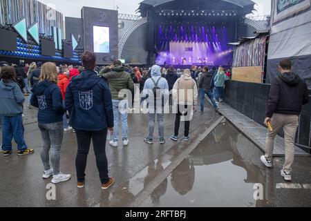 Lokeren, Belgique. 05 août 2023. L'illustration montre des spectateurs regardant un spectacle sous la pluie pendant le Lokerse Feesten, samedi 05 août 2023 à Lokeren. Le Festival a lieu du 4 août au 13 août. BELGA PHOTO NICOLAS MAETERLINCK crédit : Belga News Agency/Alamy Live News Banque D'Images