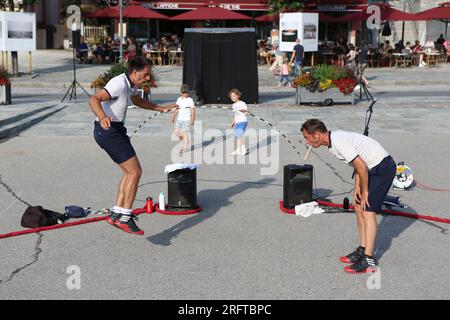 Maintt’now : duo de corde à sauter burlesque. Esplanade du Mont-blanc. Heures Alpi. Saint-Gervais-les-bains. Haute-Savoie. Auvergne-Rhône-Alpes. France. Banque D'Images