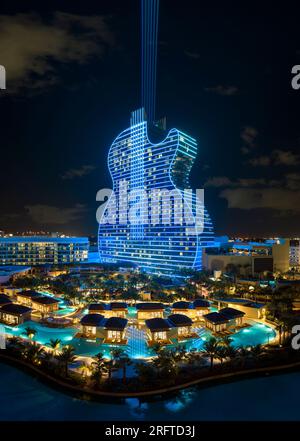 Vue aérienne du Seminole Hard Rock Hotel et de la structure du Casino en forme de guitare illuminés de lumières colorées au néon à Hollywood, Floride Banque D'Images