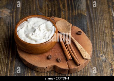 Yaourt à base de crème avec ajout de morceaux de chocolat et de chapelure, yaourt maison à base de produits laitiers avec du chocolat au lait Banque D'Images