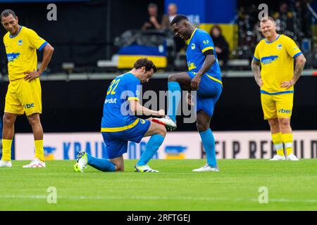 Londres, Royaume-Uni. 5 août 2023. Ralf Little réagit à Clarence Seedorf marquant l’égaliseur lors du match de football caritatif de Game4Ukraine à Stamford Bridge, domicile du Chelsea FC, entre l’ancien attaquant de Chelsea Andriy Shevchenko (bleu) et l’actuel joueur complet d’Arsenal Oleksandr Zinchenko (jaune). Les fonds recueillis soutiendront l’initiative United24 du président ukrainien Volodymyr Zelensky visant à reconstruire des écoles endommagées par l’invasion russe dans toute l’Ukraine. Crédit : Stephen Chung / Alamy Live News Banque D'Images