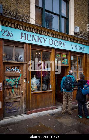 Magasin de vêtements vintage Hunky Dory à Brick Lane East London. Un magasin de vêtements Vintage dans Brick Lane de Londres dans l'East End. Banque D'Images