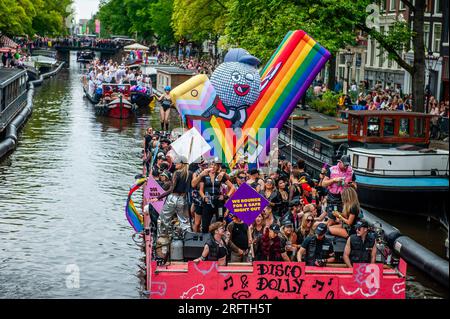 Amsterdam, pays-Bas. 05 août 2023. Des gens d'une compagnie de sécurité sont vus danser sur l'un des bateaux pendant l'événement. Le Canal Parade commence vers midi et dure tout l'après-midi. Environ 80 bateaux de différentes organisations et organisations à but non lucratif participent à l'événement. Le Canal Parade est ce qui fait la renommée de la gay Pride d'Amsterdam. C'est la couronne de leur festival de deux semaines qui comprend plus de 200 événements. Les bateaux partent du musée Scheepvaart dans la partie orientale du centre-ville en direction de la rivière Amstel. Crédit : SOPA Images Limited/Alamy Live News Banque D'Images
