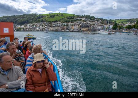 Touristes sur les bateaux de croisière Dartmouth naviguant sur la rivière Dart, Devon, Angleterre Banque D'Images