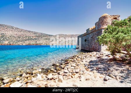 Vue sur l'île de Spinalonga avec mer calme. Ici se trouvaient des lépreux isolés, humains atteints de la maladie de Hansen, golfe d'Elounda, Crète, Grèce. Banque D'Images