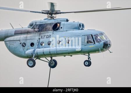 Hélicoptère Mil mi-8 de l'armée croate en vol au Varazdin Air Show Banque D'Images