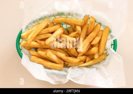 Frites sur une assiette Banque D'Images