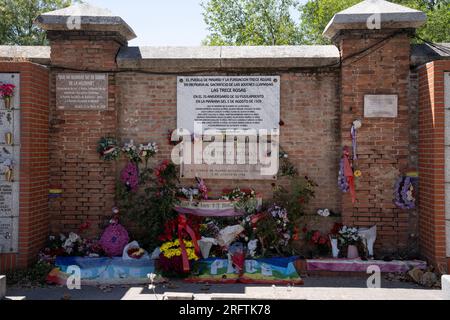 Le mémorial de « Las Trece Rosas » (les treize Roses) au cimetière notre-Dame de l’Almudena, Madrid, est nommé d’après un groupe de 13 jeunes femmes (âgées de 18 à 29 ans) assassinées au cimetière par les troupes du fasciste Francisco Franco le 5 août 1939. Ils faisaient partie d'un groupe de 56 tués par les fascistes. La plupart étaient membres de la Jeunesse socialiste unifiée, essayant de reconstruire l'organisation dans la clandestinité après la défaite de la République démocratiquement élue dans la guerre civile espagnole. Photographié le 5 août 2023, 84 ans après les tueries. © Craig Redmond Banque D'Images