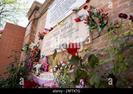 Le mémorial de « Las Trece Rosas » (les treize Roses) au cimetière notre-Dame de l’Almudena, Madrid, est nommé d’après un groupe de 13 jeunes femmes (âgées de 18 à 29 ans) assassinées au cimetière par les troupes du fasciste Francisco Franco le 5 août 1939. Ils faisaient partie d'un groupe de 56 tués par les fascistes. La plupart étaient membres de la Jeunesse socialiste unifiée, essayant de reconstruire l'organisation dans la clandestinité après la défaite de la République démocratiquement élue dans la guerre civile espagnole. Photographié le 5 août 2023, 84 ans après les tueries. © Craig Redmond Banque D'Images