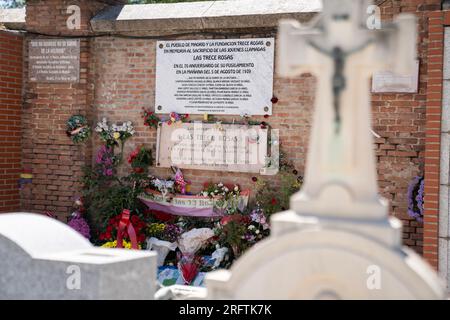 Le mémorial de « Las Trece Rosas » (les treize Roses) au cimetière notre-Dame de l’Almudena, Madrid, est nommé d’après un groupe de 13 jeunes femmes (âgées de 18 à 29 ans) assassinées au cimetière par les troupes du fasciste Francisco Franco le 5 août 1939. Ils faisaient partie d'un groupe de 56 tués par les fascistes. La plupart étaient membres de la Jeunesse socialiste unifiée, essayant de reconstruire l'organisation dans la clandestinité après la défaite de la République démocratiquement élue dans la guerre civile espagnole. Photographié le 5 août 2023, 84 ans après les tueries. © Craig Redmond Banque D'Images