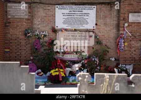 Le mémorial de « Las Trece Rosas » (les treize Roses) au cimetière notre-Dame de l’Almudena, Madrid, est nommé d’après un groupe de 13 jeunes femmes (âgées de 18 à 29 ans) assassinées au cimetière par les troupes du fasciste Francisco Franco le 5 août 1939. Ils faisaient partie d'un groupe de 56 tués par les fascistes. La plupart étaient membres de la Jeunesse socialiste unifiée, essayant de reconstruire l'organisation dans la clandestinité après la défaite de la République démocratiquement élue dans la guerre civile espagnole. Photographié le 5 août 2023, 84 ans après les tueries. © Craig Redmond Banque D'Images