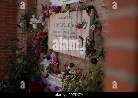 Le mémorial de « Las Trece Rosas » (les treize Roses) au cimetière notre-Dame de l’Almudena, Madrid, est nommé d’après un groupe de 13 jeunes femmes (âgées de 18 à 29 ans) assassinées au cimetière par les troupes du fasciste Francisco Franco le 5 août 1939. Ils faisaient partie d'un groupe de 56 tués par les fascistes. La plupart étaient membres de la Jeunesse socialiste unifiée, essayant de reconstruire l'organisation dans la clandestinité après la défaite de la République démocratiquement élue dans la guerre civile espagnole. Photographié le 5 août 2023, 84 ans après les tueries. © Craig Redmond Banque D'Images