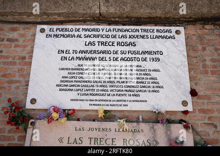 Le mémorial de « Las Trece Rosas » (les treize Roses) au cimetière notre-Dame de l’Almudena, Madrid, est nommé d’après un groupe de 13 jeunes femmes (âgées de 18 à 29 ans) assassinées au cimetière par les troupes du fasciste Francisco Franco le 5 août 1939. Ils faisaient partie d'un groupe de 56 tués par les fascistes. La plupart étaient membres de la Jeunesse socialiste unifiée, essayant de reconstruire l'organisation dans la clandestinité après la défaite de la République démocratiquement élue dans la guerre civile espagnole. Photographié le 5 août 2023, 84 ans après les tueries. © Craig Redmond Banque D'Images