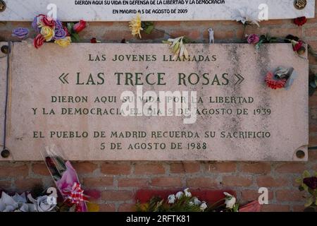 Le mémorial de « Las Trece Rosas » (les treize Roses) au cimetière notre-Dame de l’Almudena, Madrid, est nommé d’après un groupe de 13 jeunes femmes (âgées de 18 à 29 ans) assassinées au cimetière par les troupes du fasciste Francisco Franco le 5 août 1939. Ils faisaient partie d'un groupe de 56 tués par les fascistes. La plupart étaient membres de la Jeunesse socialiste unifiée, essayant de reconstruire l'organisation dans la clandestinité après la défaite de la République démocratiquement élue dans la guerre civile espagnole. Photographié le 5 août 2023, 84 ans après les tueries. © Craig Redmond Banque D'Images