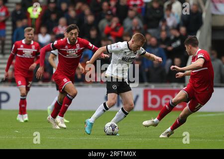 Duncan Watmore de Millwall affronte Paddy McNair (r) et Matt Crooks (l) de Middlesbrough lors du match de championnat Sky Bet entre Middlesbrough et Millwall au Riverside Stadium, Middlesbrough le samedi 5 août 2023. (Photo : Mark Fletcher | MI News) crédit : MI News & Sport / Alamy Live News Banque D'Images