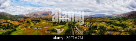 Ville historique d'arrowtown dans la pittoresque vallée de l'île du Sud de la Nouvelle-Zélande au lac Hayes près de Queenstown- panorama aérien. Banque D'Images