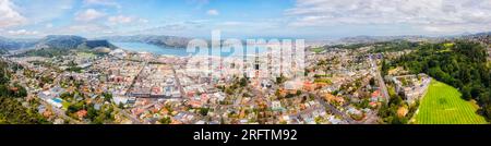 Ville portuaire côtière Dunedin sur l'île du Sud de la Nouvelle-Zélande - panoramique aérien panoramique sur le centre-ville. Banque D'Images