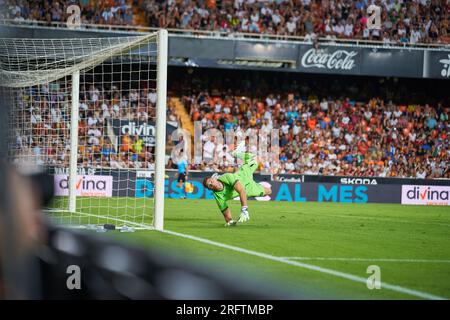 Emiliano Martinez Dibu d'Aston Villa FC en action lors de la PRÉ-saison régulière de la Liga EA Sport le 5 août 2023 au Stade Mestalla (Valencia, la Banque D'Images