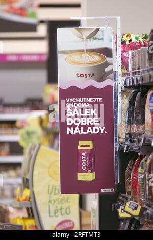 Costa, café arabica colombien, publicité rétroéclairée le 26 juillet 2023 à Prague, République tchèque. Profitez d'une tasse de bonne humeur à la maison. Banque D'Images