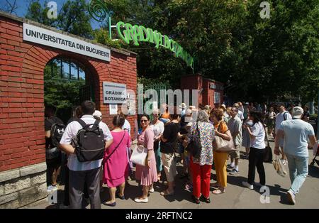 Bucarest, Roumanie - 09 juillet 2023 : les gens font la queue pour entrer dans le jardin botanique 'Dimitrie Brandza' Bucarest. Cette image est réservée à un usage éditorial. Banque D'Images