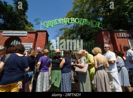 Bucarest, Roumanie - 09 juillet 2023 : les gens font la queue pour entrer dans le jardin botanique 'Dimitrie Brandza' Bucarest. Cette image est réservée à un usage éditorial. Banque D'Images