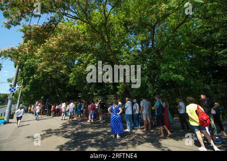 Bucarest, Roumanie - 09 juillet 2023 : les gens font la queue pour entrer dans le jardin botanique 'Dimitrie Brandza' Bucarest. Cette image est réservée à un usage éditorial. Banque D'Images