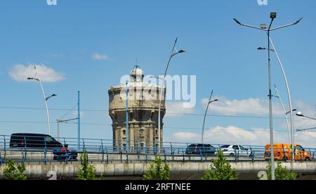 Bucarest, Roumanie - 09 juillet 2023 : passage supérieur de Basarab, le plus long et le plus haut pont suspendu de Bucarest. Banque D'Images