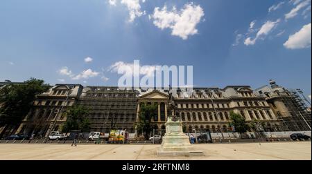 Bucarest, Roumanie - 13 juillet 2023 : le bâtiment de l'Université de Bucarest fondée en 1864, construit entre 1857-1869 selon les plans de la Banque D'Images