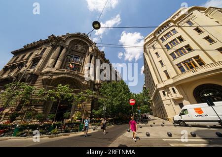 Bucarest, Roumanie - 13 juillet 2023 : vue du Palais de la Bourse, construit entre 1906-11902 selon les plans de l'architecte Stefan Burcus, in Banque D'Images