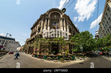 Bucarest, Roumanie - 13 juillet 2023 : vue du Palais de la Bourse, construit entre 1906-11902 selon les plans de l'architecte Stefan Burcus, in Banque D'Images