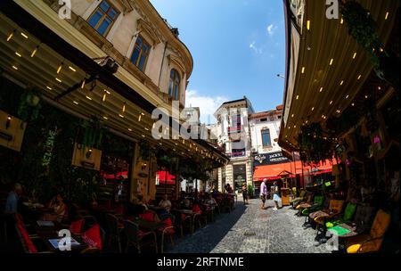 Bucarest, Roumanie - 13 juillet 2023 : Selari, une rue de style ancien avec des maisons à l'architecture magnifique où bars, boutiques et restaurants sont ouverts Banque D'Images