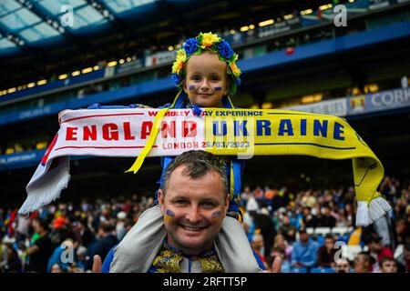 Londres, Royaume-Uni. 5 août 2023. Un père et une fille et une écharpe du match Angleterre contre Ukraine lors du match de football caritatif de Game4Ukraine à Stamford Bridge, domicile du Chelsea FC, entre l’ancien attaquant de Chelsea Andriy Shevchenko (bleu) et l’actuel full-back d’Arsenal Oleksandr Zinchenko (jaune). Les fonds recueillis soutiendront l’initiative United24 du président ukrainien Volodymyr Zelensky visant à reconstruire des écoles endommagées par l’invasion russe dans toute l’Ukraine. Crédit : Stephen Chung / Alamy Live News Banque D'Images