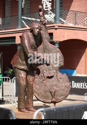 La Nouvelle-Orléans, États-Unis. 05 août 2023. Une sculpture en bronze d'un bassiste est exposée lors du Satchmo Summerfest au Old U.S. Mint à la Nouvelle-Orléans, Louisiane le samedi 5 août 2023. (Photo de Peter G. Forest/Sipa USA) crédit : SIPA USA/Alamy Live News Banque D'Images