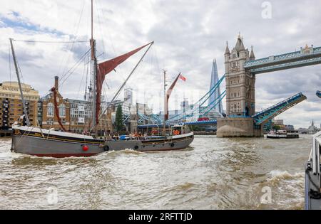 Thames Sailing Barge « Will » passe sous le Tower Bridge ouvert près de Butlers Wharf, Bermondsey, dans le Docklands Pool de Londres Banque D'Images