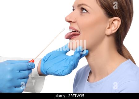 Médecin prenant un échantillon de prélèvement de gorge de la cavité buccale de la femme sur fond blanc, gros plan Banque D'Images