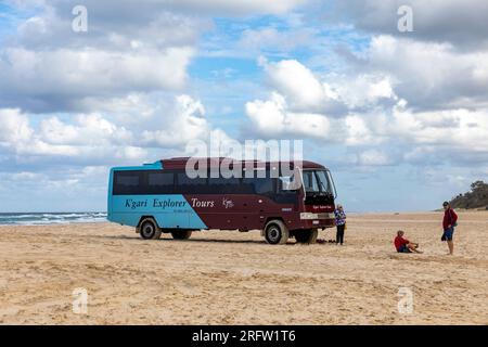 Fraser Island Tour bus sur la plage de 75 mile, Queensland, Australie Banque D'Images