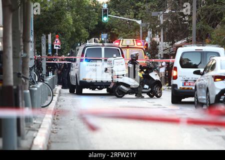 Tel Aviv, Israël. 05 août 2023. (230806) -- TEL AVIV, 6 août 2023 (Xinhua) -- la police travaille sur les lieux d'une fusillade à tel Aviv, Israël, le 5 août 2023. Un garde de sécurité israélien et un assaillant identifié comme membre du Jihad islamique palestinien (JIP) ont été tués samedi dans une fusillade à tel Aviv, ont déclaré la police et les médias israéliens. (Gideon Markowicz/JINI via Xinhua) crédit : Xinhua/Alamy Live News Banque D'Images