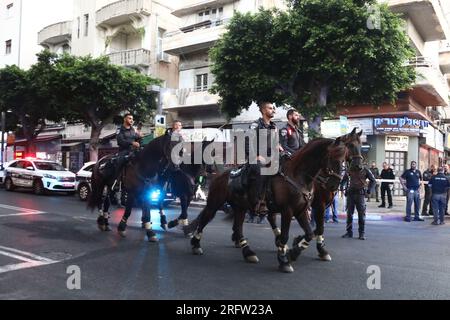 Tel Aviv, Israël. 05 août 2023. (230806) -- TEL AVIV, 6 août 2023 (Xinhua) -- patrouille de police montée sur les lieux d'une fusillade à tel Aviv, Israël, le 5 août 2023. Un garde de sécurité israélien et un assaillant identifié comme membre du Jihad islamique palestinien (JIP) ont été tués samedi dans une fusillade à tel Aviv, ont déclaré la police et les médias israéliens. (Gideon Markowicz/JINI via Xinhua) crédit : Xinhua/Alamy Live News Banque D'Images